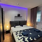 Moderní Hi-tech V Centru Pardubic - Wi-fi, Netflix, Projektor Apartmán *