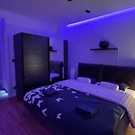 Moderní Hi-tech V Centru Pardubic - Wi-fi, Netflix, Projektor Apartmán