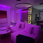 Moderní Hi-tech V Centru Pardubic - Wi-fi, Netflix, Projektor Apartmán
